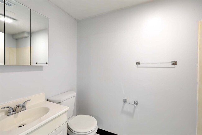 Building Photo - 458 Weir St