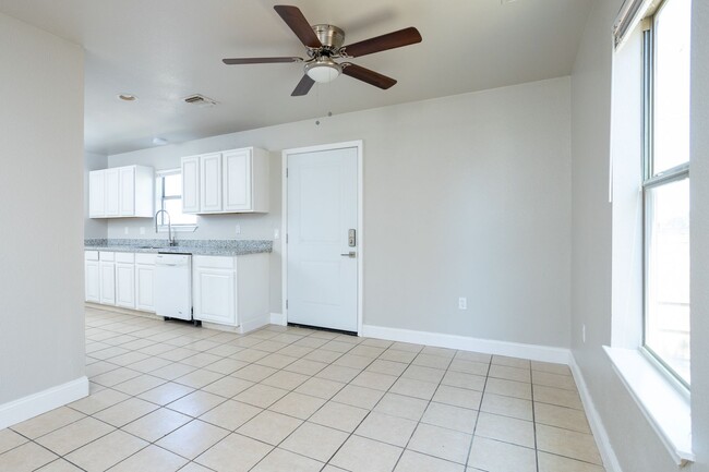 Building Photo - 3 bedroom / 2.5 bath home minutes from Lac...