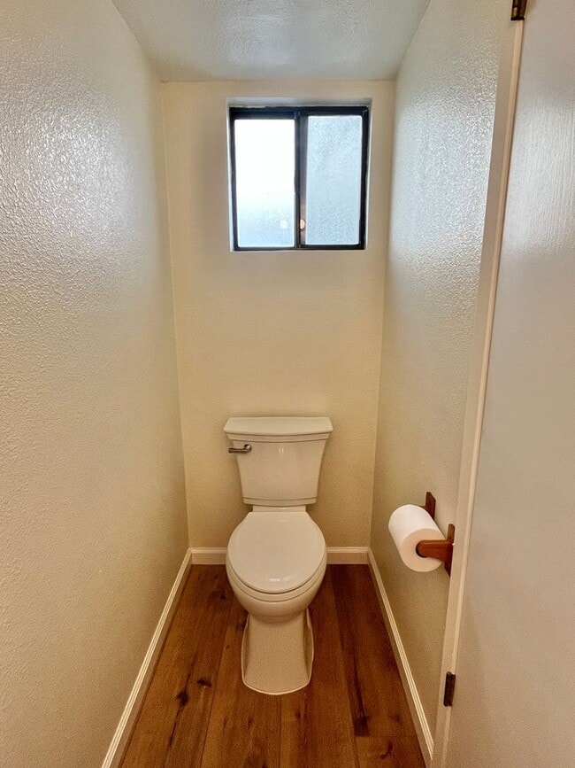 Building Photo - 2 Bedrooms 1.5 Bathrooms in Northwest Reno