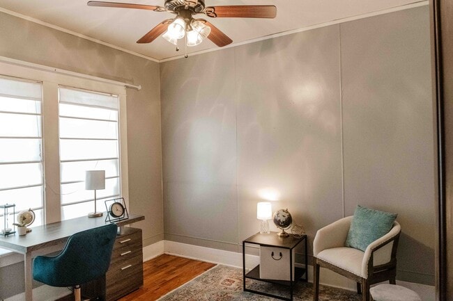 Building Photo - Charming 3 Bedroom Home with Hardwood Floo...