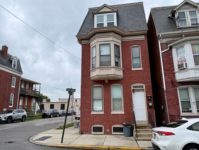 Building Photo - 540 Dallas St