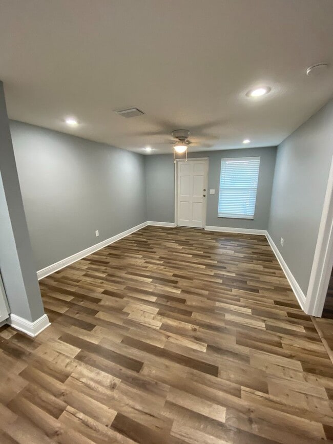 Building Photo - 1/1 Condo Great Location by Brandon Mall