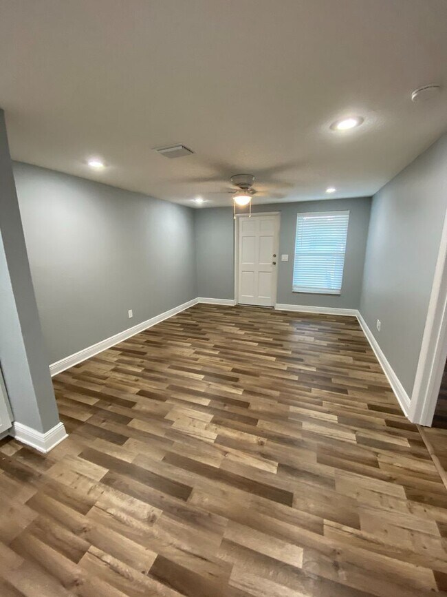 Building Photo - 1/1 Condo Within Walking Distance to Brandon Mall