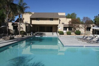 Building Photo - GREAT Condo in the Lakeshore Community