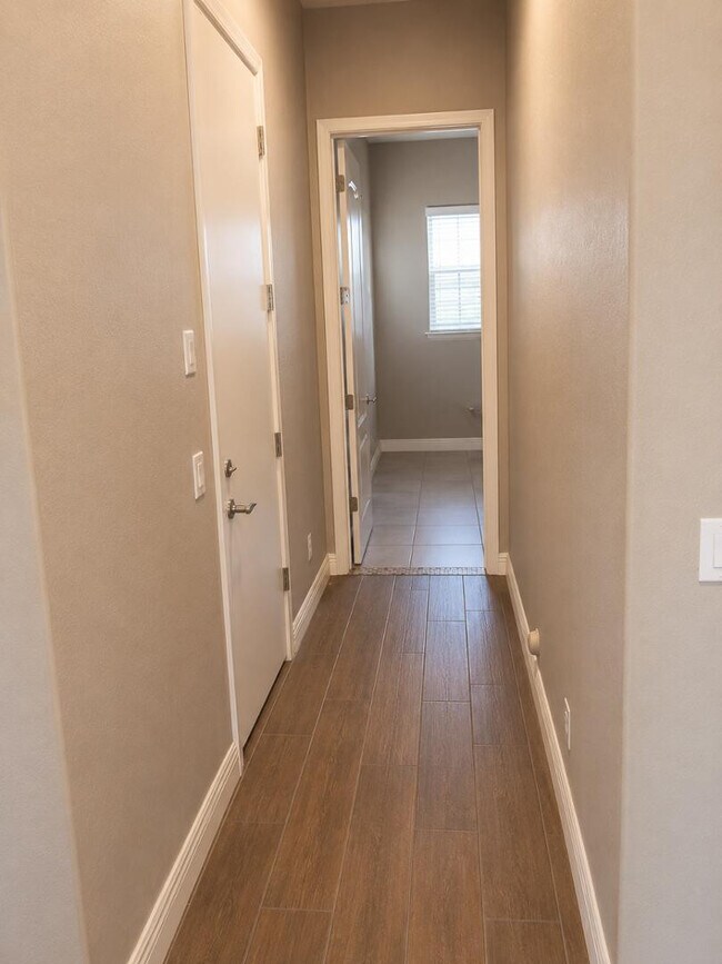 Building Photo - 1520 E Sagittarius Pl