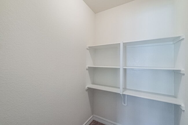 Building Photo - Furnished 3BR 3 Story Townhome