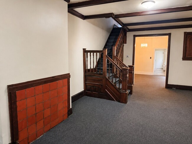 Building Photo - Spacious 6-Bedroom Rental in North Philadelphia | Small Dogs Welcome
