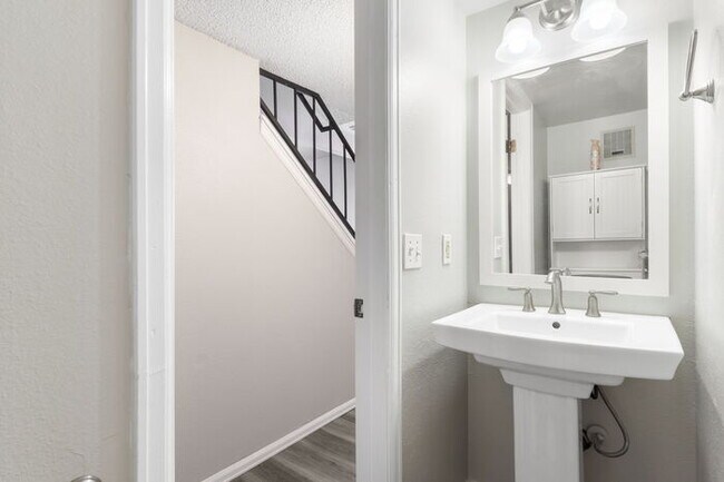 Building Photo - Clean, Bright 3 Bedroom with large yard an...