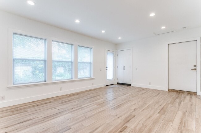 Building Photo - 4-BEDROOM IN BLOSSOM PARK