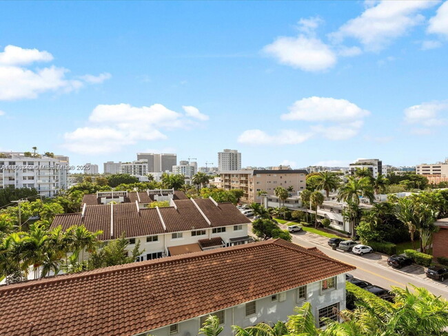 Building Photo - 9901 W Bay Harbor Dr