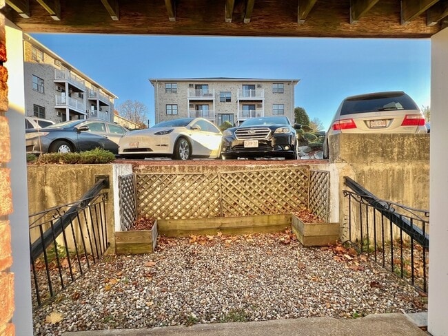 Building Photo - 20 Kenmar Dr