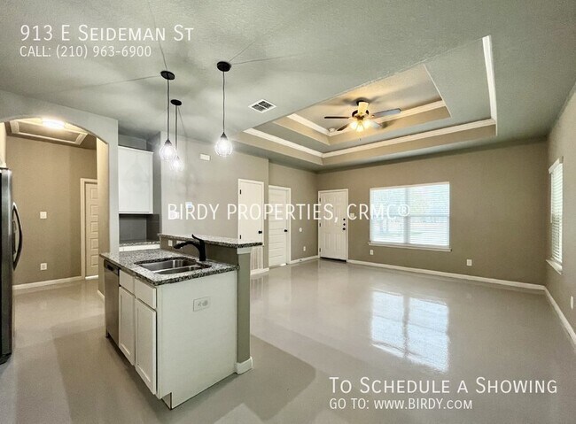 Building Photo - 913 E Seidemann St