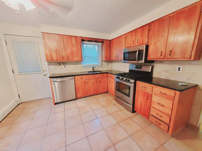 Primary Photo - 2 br, 1 bath Condo - 17 Ponus Ave Unit 1