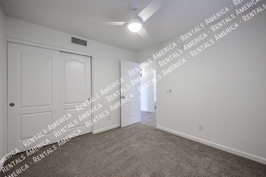 Building Photo - 2276 S Bahama Dr