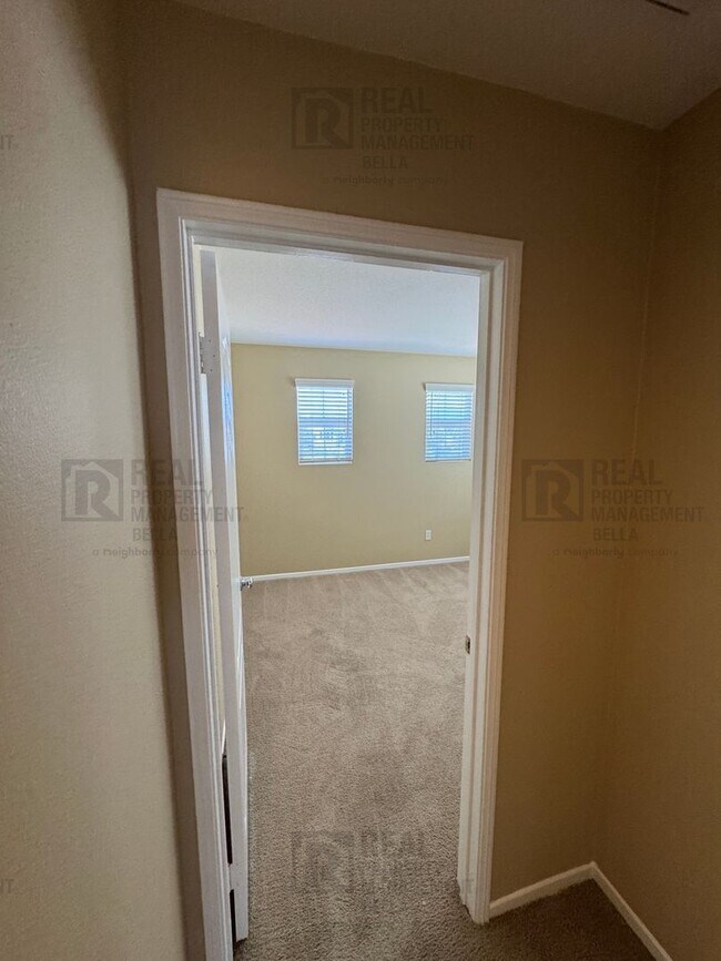 Building Photo - Ideal Layout! 4 Bedroom Home with Main Floor Bed/Bath & Open Loft