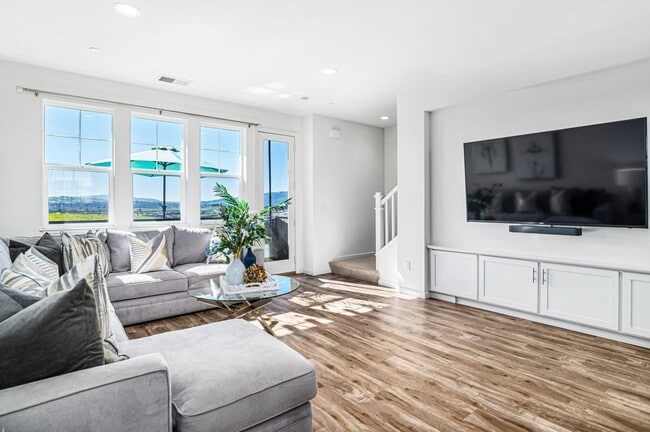 Building Photo - Jordan Ranch Townhouse 4 bed / 3.5 bath, G...