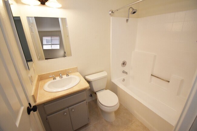 Building Photo - Gorgeous 2 Bedroom Condo