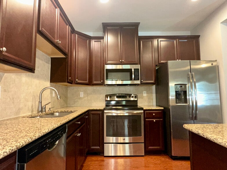 Building Photo - 2501 Silverthorn Dr