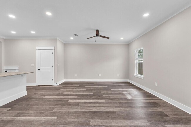 Building Photo - Modern 3 Bedroom Townhome!!