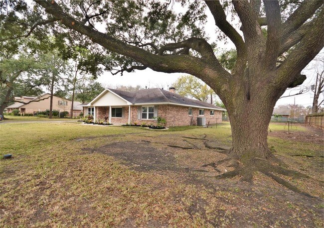 Building Photo - 3515 Linwood St