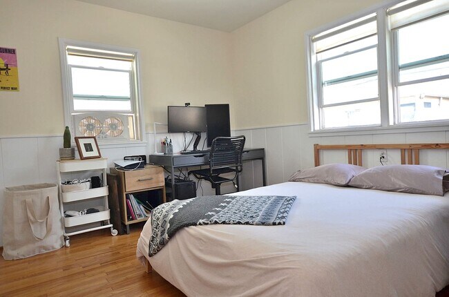 Building Photo - 2 Bedroom/1 Bath Unfurnished Back house 2nd floor