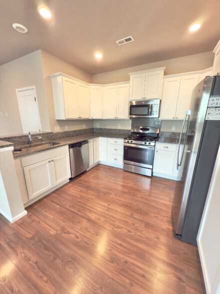 Building Photo - 3453 Juno St NE