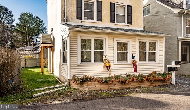 Building Photo - 305 Hollow Rd