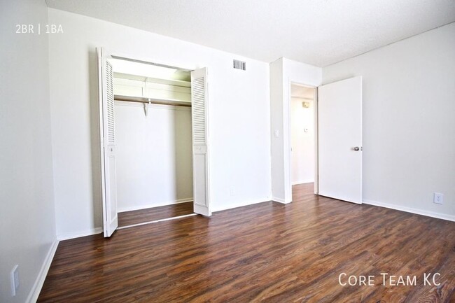 Building Photo - Spacious 2 Bedroom For Rent!