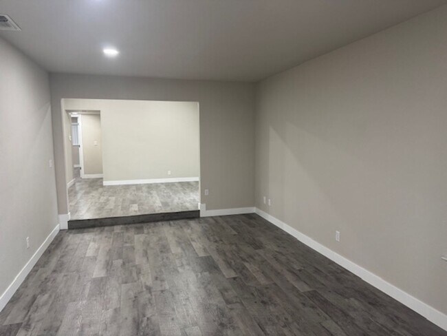 Building Photo - Beautifully updated 2-bedroom, 2-bathroom ...