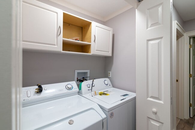 Building Photo - 3 Bedroom 2 Bath beautiful newly remodeled...