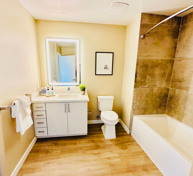 Nice large bathroom. - 355 N Cleveland St