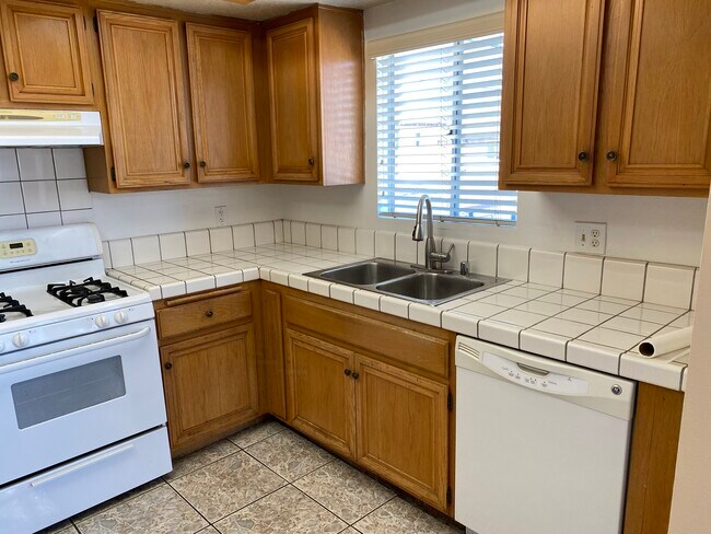 Building Photo - 668 W 19th St