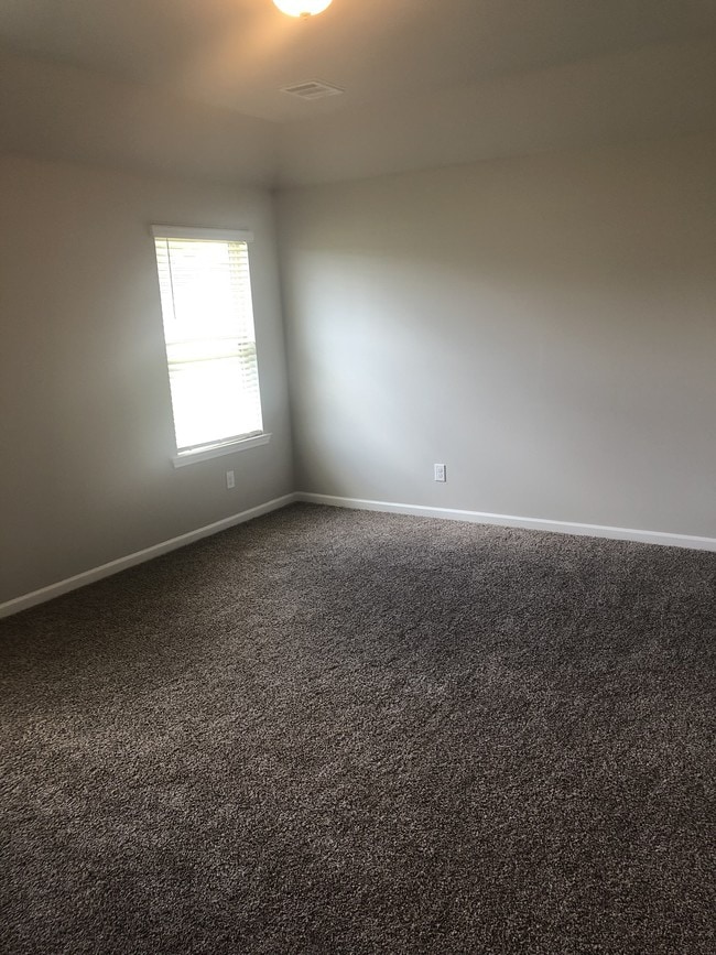 Building Photo - 16724 Highland Heights Dr
