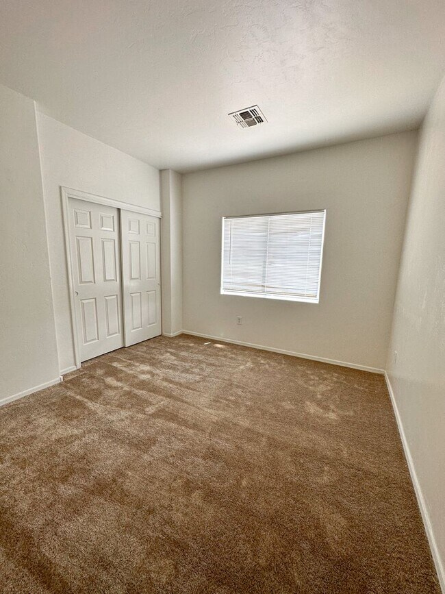 Building Photo - Large 4 bedroom home with Den - Corner lot...