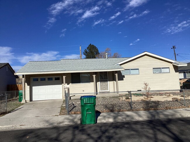 Building Photo - 3 Bedroom, 2 Bathroom Home in Northwest Reno