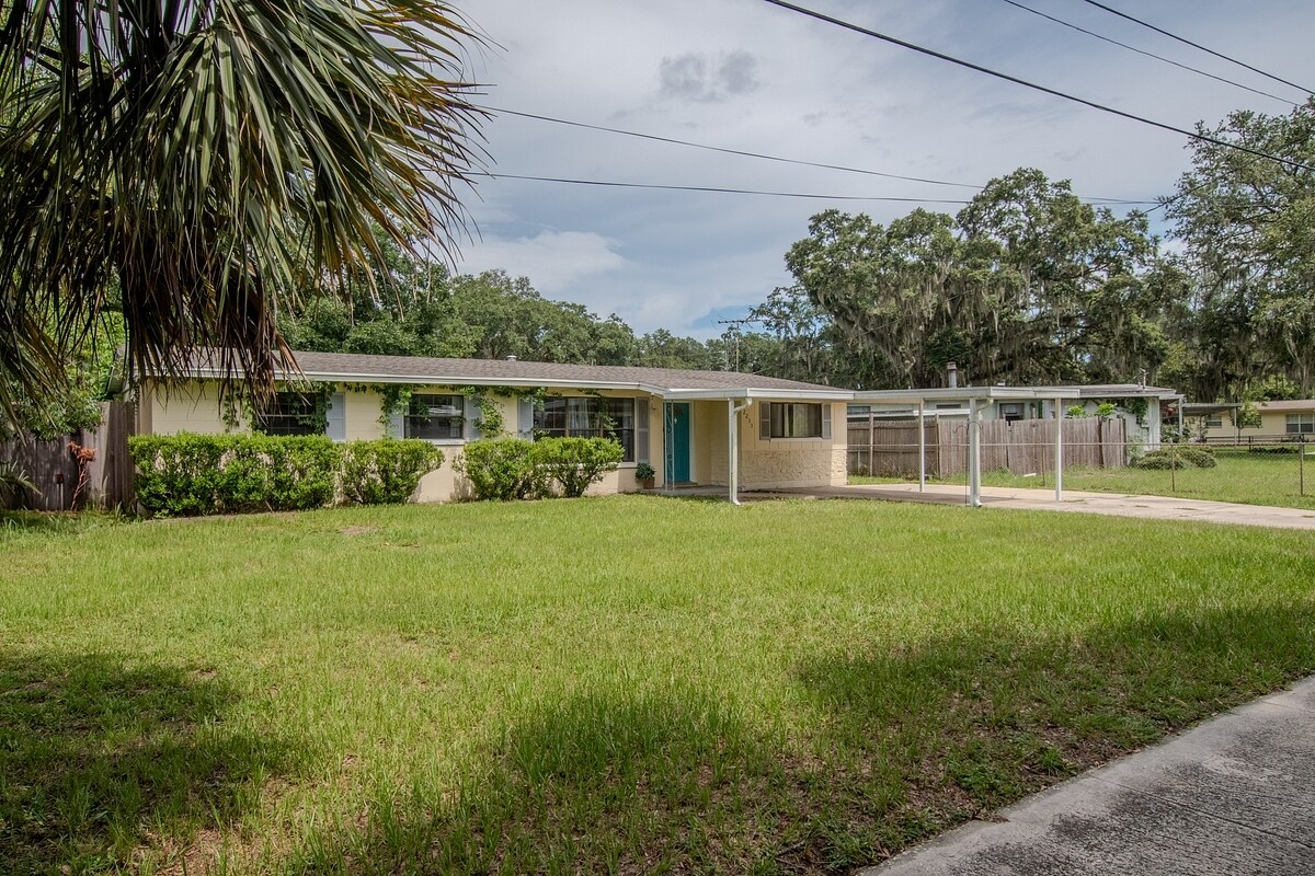 Building Photo - 2233 La Valle Dr