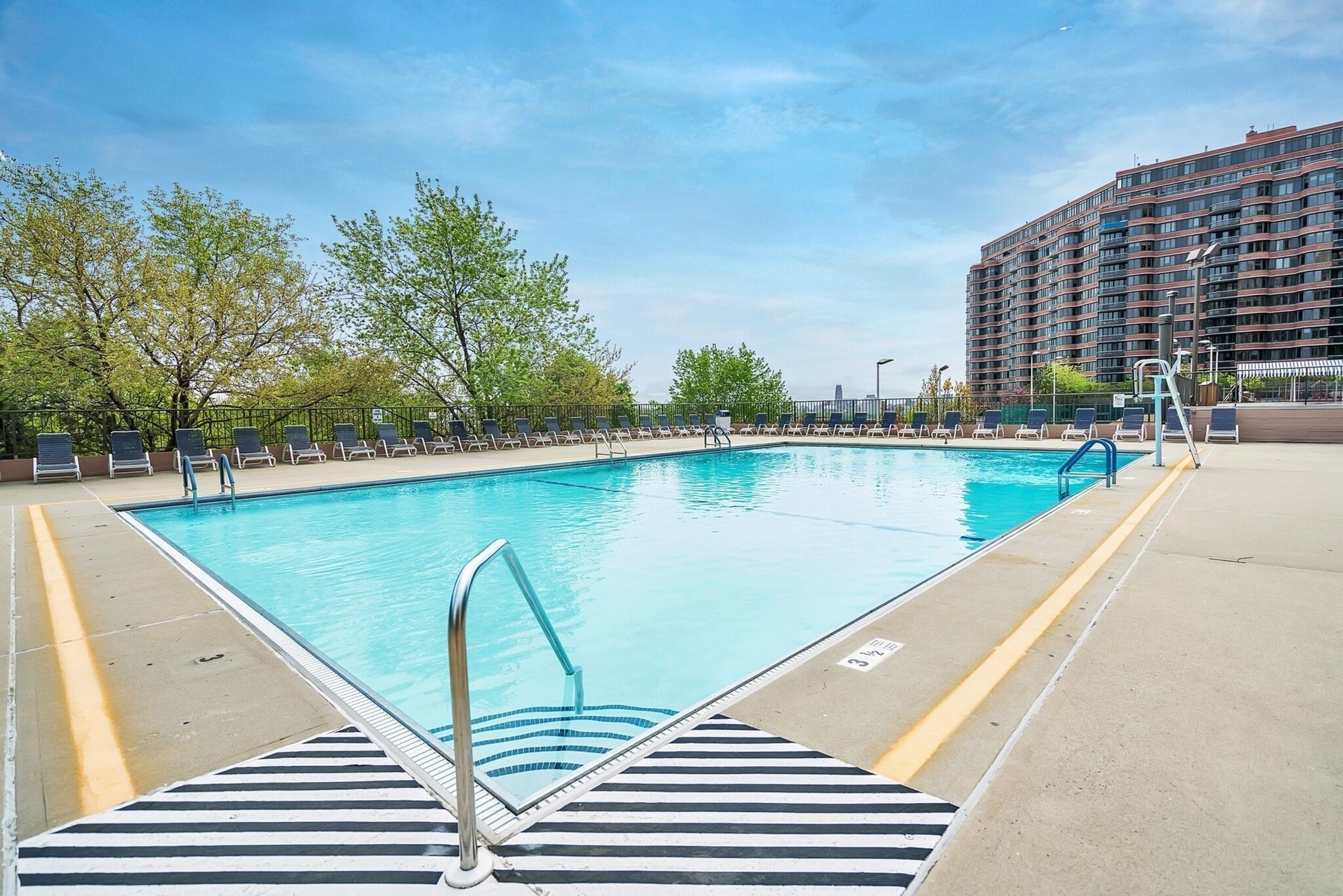 Building Photo - 300 Winston Dr