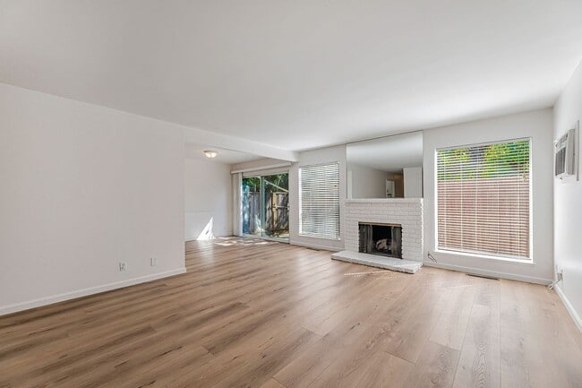 Building Photo - 652-654 Vasona Ave