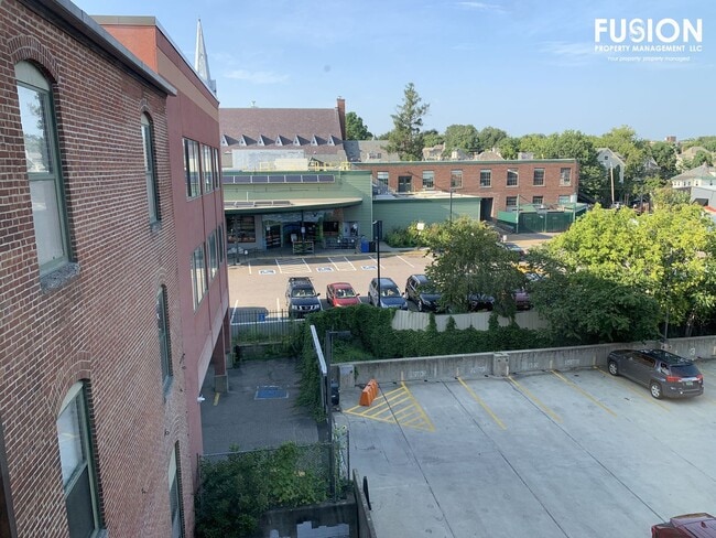 Building Photo - Top Floor Remolded Penthouse on College Street!