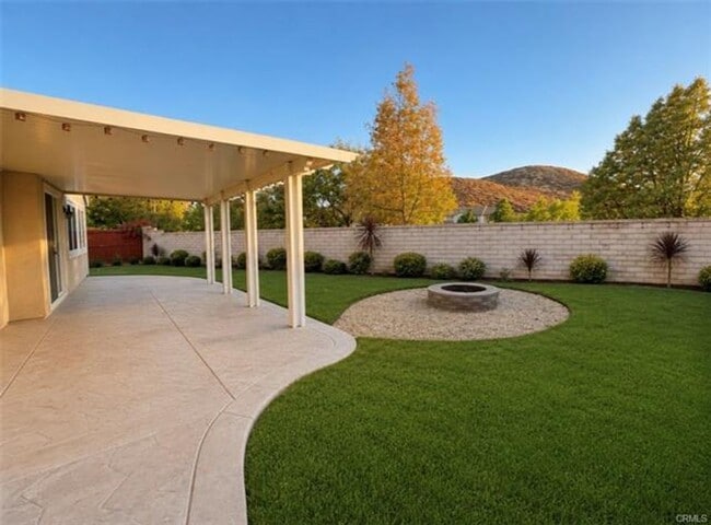 Building Photo - Spacious Single Story Home