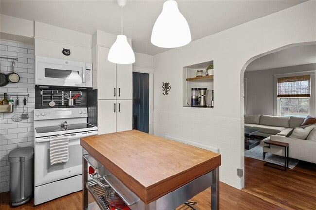 Building Photo - 80 Lakeshore Dr