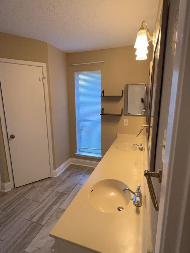 Building Photo - 7702 Tierra Verde Dr