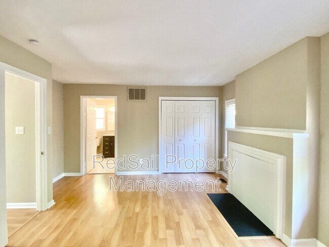 Building Photo - 348 Llewellyn Mews