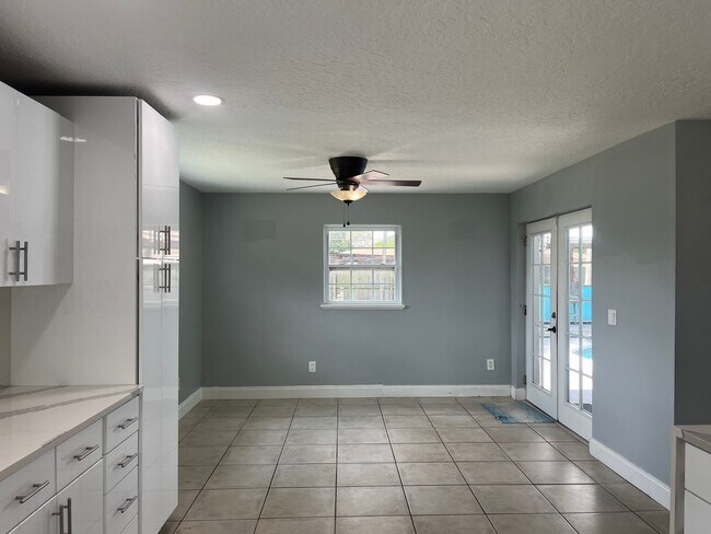 Building Photo - 375 Carrousel Ct