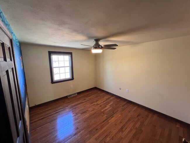 Building Photo - 33 Meadowbrook Dr