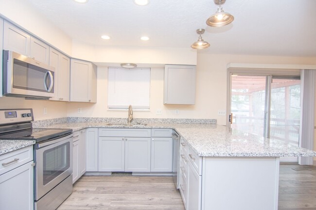 Building Photo - Really Nice 4 bedroom 3 Bath Home on Spacious Lot!