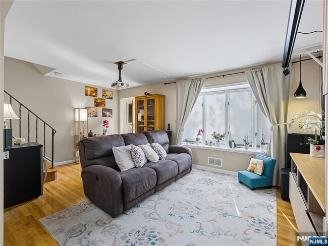 Building Photo - 197 Fairview Ave