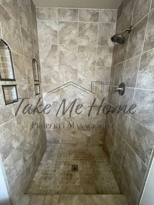 Building Photo - 3 Bedroom Basement Home in Kickapoo District!