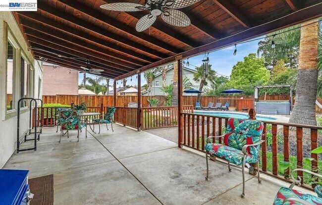 Building Photo - 828 Hollowbrook Dr