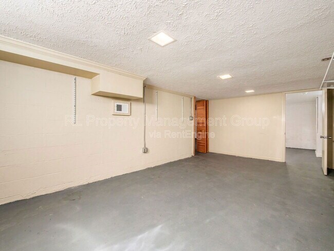 Building Photo - 925 S Chesterfield Rd